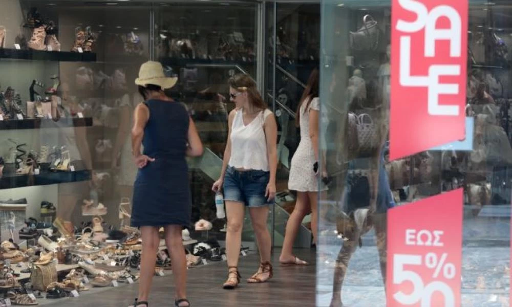 Εκπτώσεις: Προαιρετικά ανοιχτά τα καταστήματα την Κυριακή